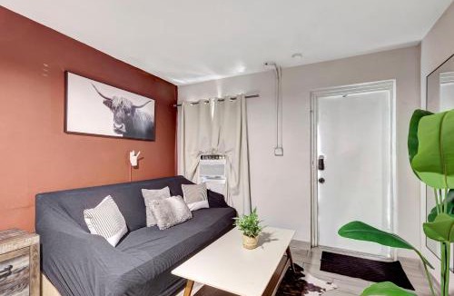Bryant Apartment | Cozy King Bed Studio - Affordable Fresh Cozy