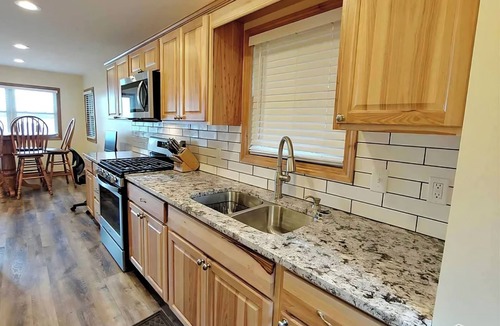 St. Helen House | Cozy Lake St. Helen Waterfront. Fully Remodeled. Dock. Fire pit. AC. Sleeps 7.