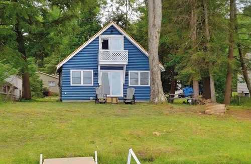St. Helen House | Cozy Lake St. Helen Waterfront. Fully Remodeled. Dock. Fire pit. AC. Sleeps 7.