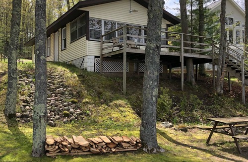 Le Roy House | Cozy Lakefront Cottage, Kayaks & Firewood Included, Last Minute Deals available!