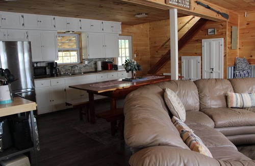 Almo House | Cozy lakeside home with room for the entire family!