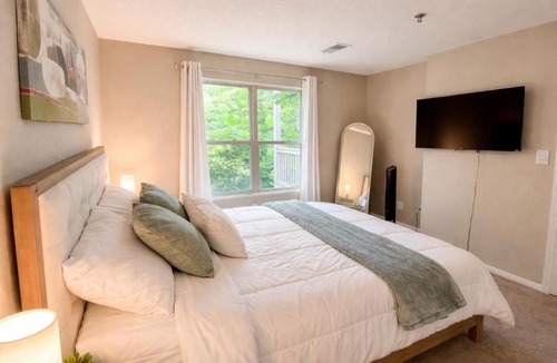 Marietta Apartment | Cozy Lakeview 1BR Apt with Balcony and Pool Near Atlanta