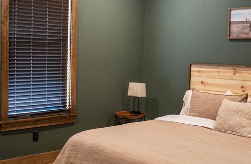 Simms Cabin | Cozy Lodge at Ward Creek Ranch close to interstate and wedding venues.