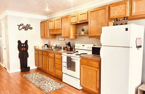Big Chimney Apartment | Cozy loft in private country setting 5 mins from downtown, Pet Friendly
