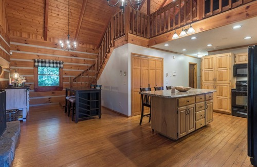 Highlands Cabin | ❤ Cozy Log Cabin w/Stunning View! Waterfall, 3 Fireplaces, Arcade, Stocked! 🏞