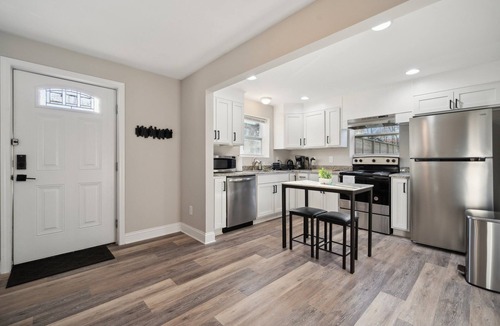 Sharonbrook Apartment | Cozy Luxe 1-bedroom apartment in South Charlotte- Private driveway