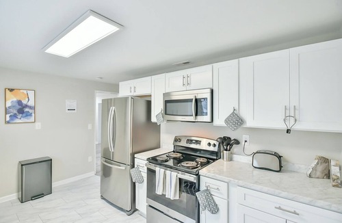 Greensboro House | Cozy & Modern - Fire Pit Grill - Pet friendly