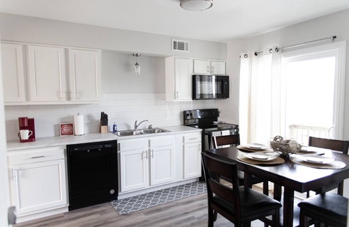 Grand Rapids Apartment | Cozy modern midterm stay/medical discount/fastWiFi