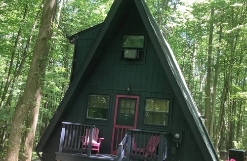 Berkeley Springs Cabin | Cozy Modern Private Cabin w/Hot Tub in Coolfont.