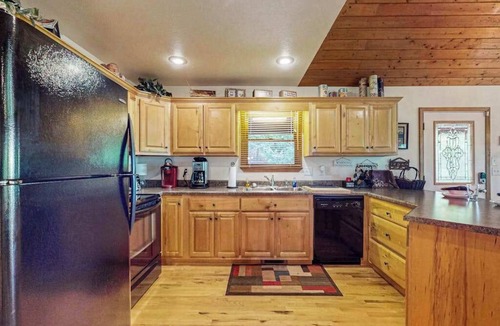 Murphy House | Cozy mountain cabin with hot tub, fire pit & stunning views