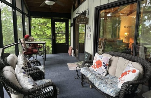 Unaka Cottage | Cozy Mountain Retreat! Lake & Mountain Views, Pet friendly! Fiber internet!