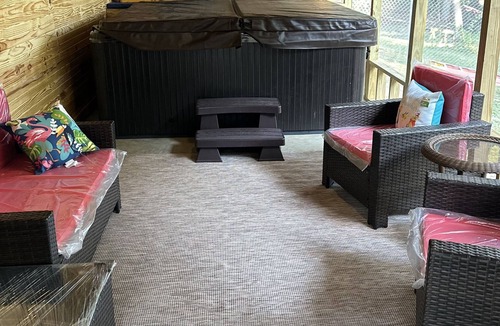 Oxford House | Cozy newly renovated rustic home-8 min from Ole Miss and half mile from Lake