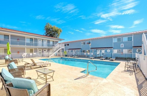 Biloxi Condo | Cozy Oak Shores Studio Unit 25 in Biloxi - Perfect for a Fun Getaway!