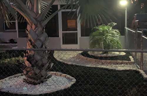 Fruitville House | Cozy Palm Retreat Enjoyable 3-bedroom house with AC for a relaxing stay