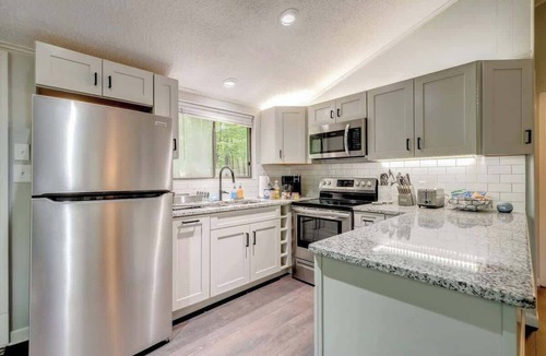 The Woods Cabin | Cozy Pet-Friendly w Fire Pit, Wifi & Pool Access