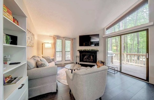 The Woods Cabin | Cozy Pet-Friendly w Fire Pit, Wifi & Pool Access