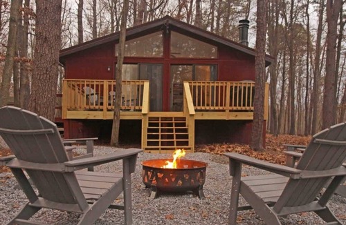 The Woods Cabin | Cozy Pet-Friendly w Fire Pit, Wifi & Pool Access