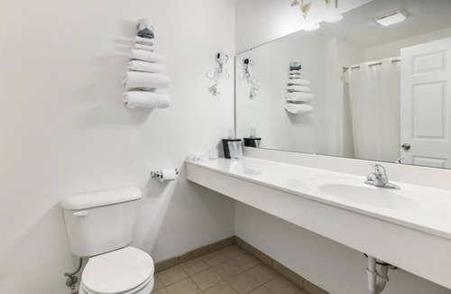 Red Bud Apartment | Cozy Petite King + Queen Suite in a Friendly Town!
