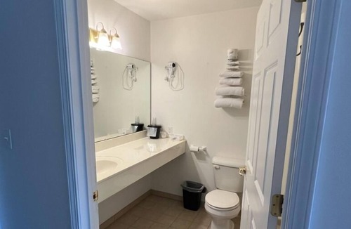 Red Bud Apartment | Cozy Petite King + Queen Suite in a Friendly Town!