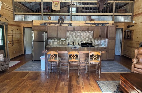 Pettit Cabin | Cozy Pettit Bay/Lake Tenkiller pet friendly cabin. Hunters & Fishermen welcome.