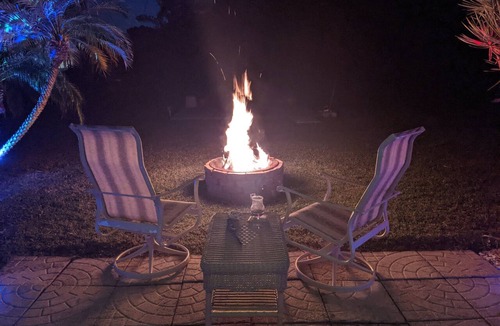 Grove City House | Cozy & quaint home just 10 min to beach Enjoy Spa/Hot tub