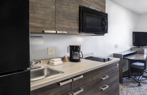 Huntersville Hotel | Cozy Queen Room | Near Birkdale Village | Relaxing Stay