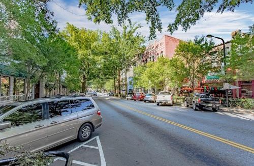 Greenville Downtown Apartment | Cozy Retreat on Main St