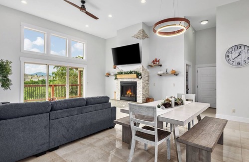 Leicester House | Cozy Retreat with Hot Tub
