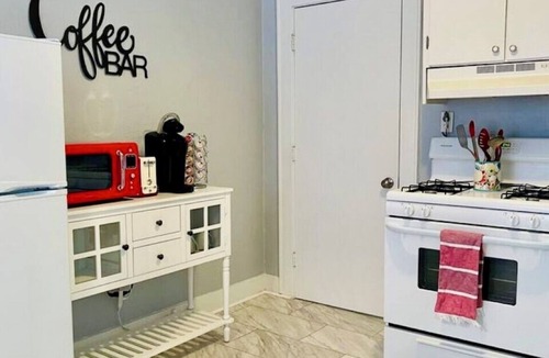 Muskogee House | Cozy Retro Retreat in Honor Heights