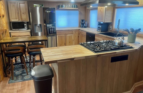 Beaverton Cottage | Cozy river cottage, 2bedroom 2bathroom in charming Beaverton
