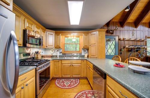 Robbinsville House | Cozy Robbinsville Cabin Views Covered Balcony