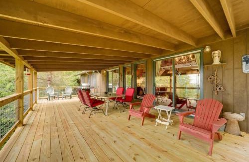 Robbinsville House | Cozy Robbinsville Cabin Views Covered Balcony