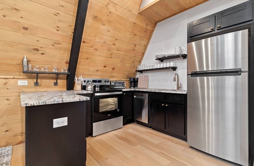 Epworth Cabin | Cozy Romantic Cabin, Relaxing Sauna, Hot Tub, Fire Pit, and Scenic Views