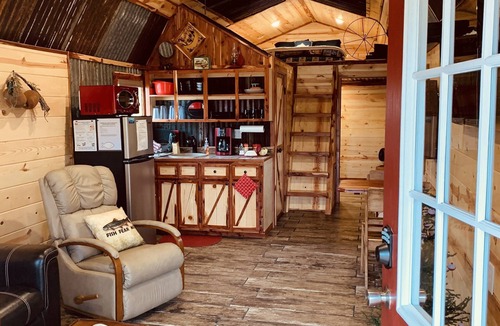 Ringold Cabin | COZY & RUSTIC Tiny Cabin, WiFi, Outside fire pit, quiet and peaceful area