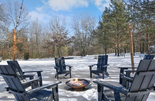 Mauston Cabin | Cozy Secluded A-Frame Cabin with Hot Tub & Fire Pit Near Dells & Mauston