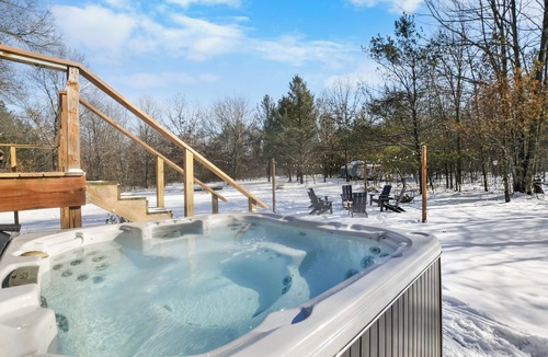 Mauston Cabin | Cozy Secluded A-Frame Cabin with Hot Tub & Fire Pit Near Dells & Mauston