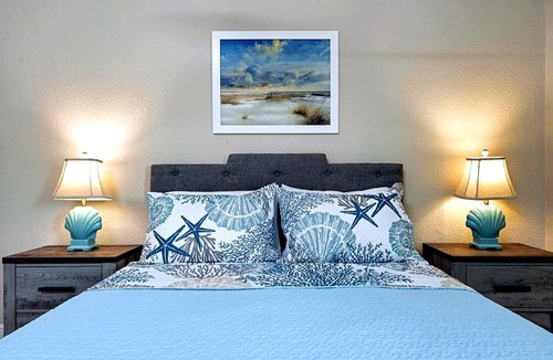 South Sarasota Apartment | Cozy Siesta Key 1BR 1BA 8 Min to Beach Sleeps 4