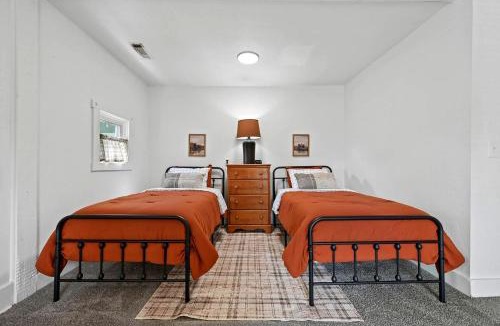 Siloam Springs House | Cozy & Spacious Retreat with Fire Pit and Outdoor Lounge in Siloam Springs, Arkansas