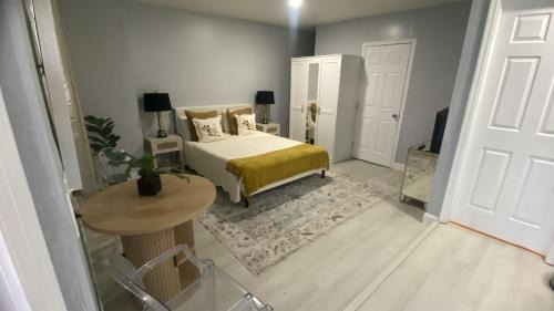 Caloosahatchee House | Cozy Studio with Private Entry, Kitchen and Bath