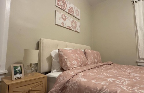 Clifton Heights Cabin | Cozy Stylish 2 Bedroom renovated with Yard Access