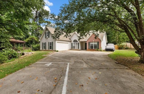 Lawrenceville House | Cozy Sugarloaf 3/2 Ranch Home Fenced Yard, Tesla charger, Quiet, close to Hwy
