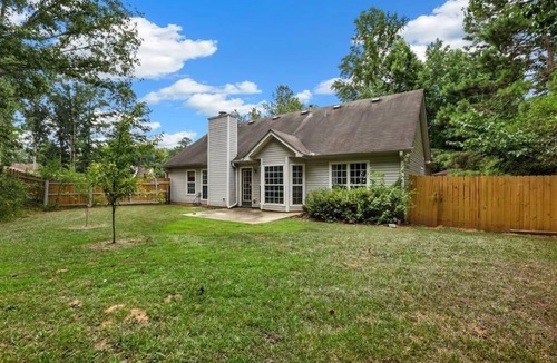 Lawrenceville House | Cozy Sugarloaf 3/2 Ranch Home Fenced Yard, Tesla charger, Quiet, close to Hwy