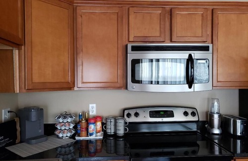 Shelby Township House | Cozy Tri-level Townhouse - 3 min from Outdoor Mall at Partridge Creek