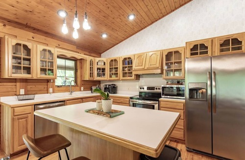 Union Pier House | Cozy Union Pier Cabin - Fish & Kayak right from your own backyard! Sleeps 10