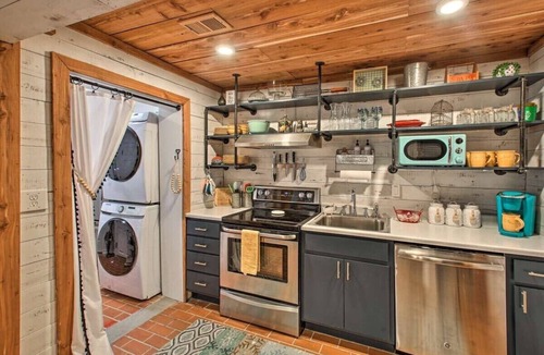 Hot Springs House | Cozy Hot Springs Cottage with a Short Walk to Bathhouse Row!