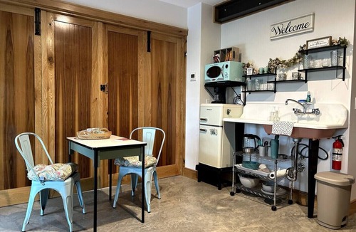 Hermann Apartment | Cozy Wooded Retreat 3 minutes from Hermann ~ Nature`s Nook