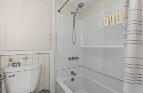 Allenton House | Cranberry Lake Hideaway, Cozy Cottage with Sauna, Outdoor Shower, Kayaks, Games