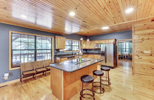 Royal Cottage | Creek Access, Games: Family-friendly Royal Retreat