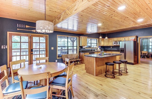 Royal Cottage | Creek Access, Games: Family-friendly Royal Retreat