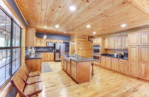 Royal Cottage | Creek Access, Games: Family-friendly Royal Retreat